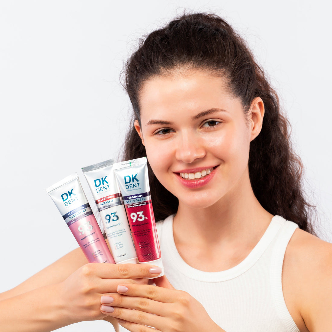 Hassas dişler ve diş eti sağlığı için kil bazlı florürsüz diş macunu. DKDENT %93 Beyazlatıcı Maksimum Hassasiyet formülü, SLS ve glüten içermeyen doğal ağız bakımı.