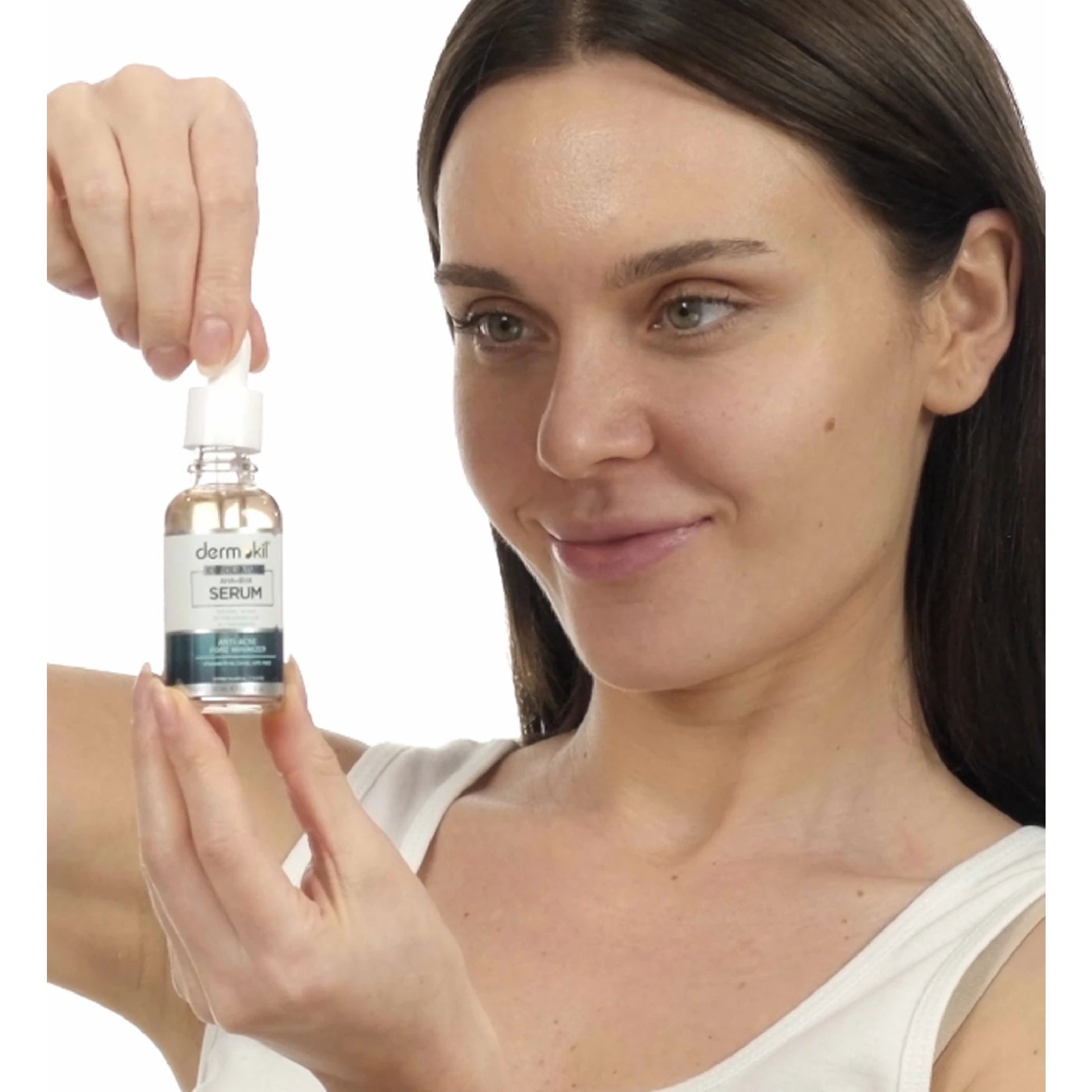 AHA BHA ve niacinamide içeren serum ile cilt yüzeyini yenileyen, gözenek görünümünü azaltmaya yardımcı olan ve daha pürüzsüz, dengeli bir cilt görünümü kazandıran bakım ürünü
