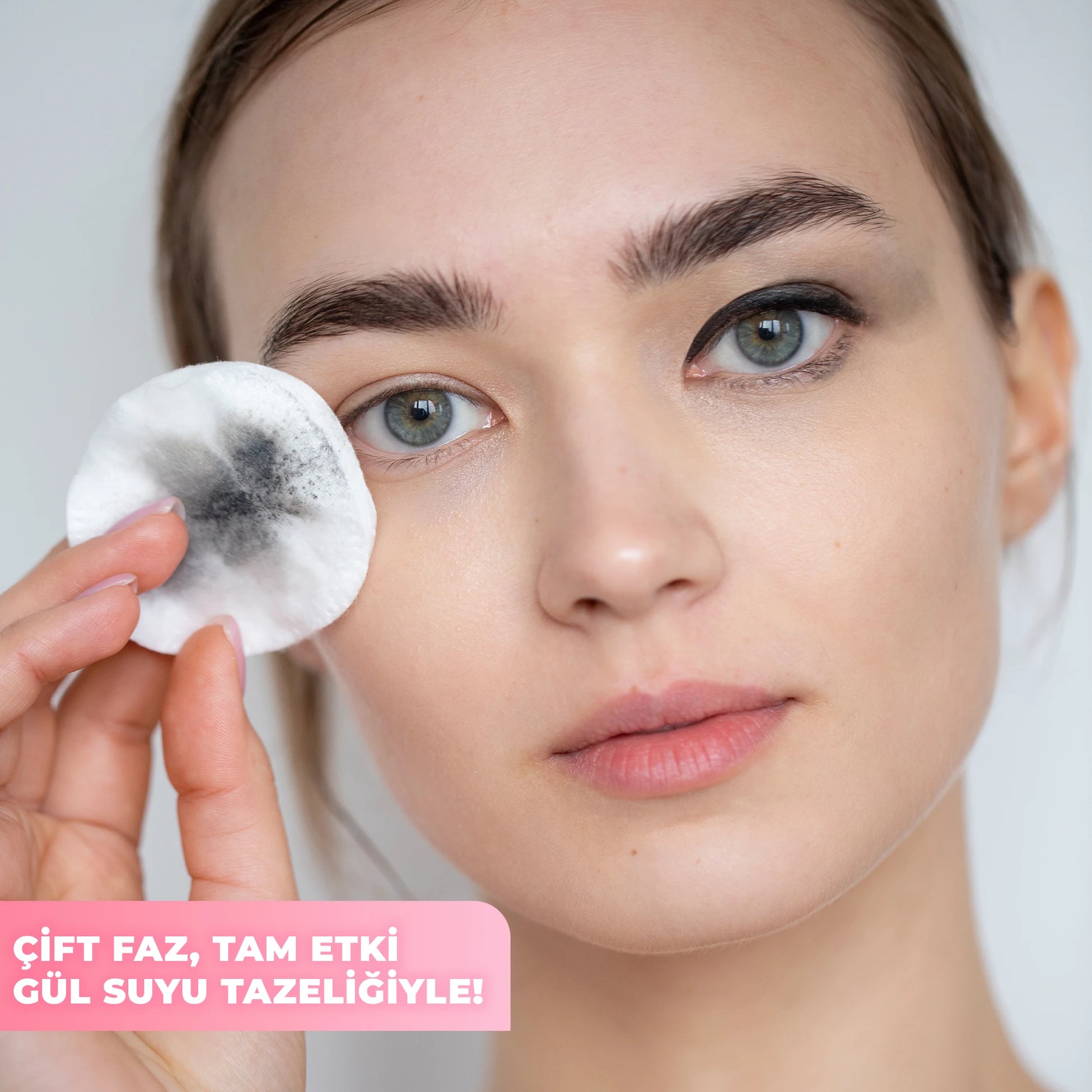%100 doğal gül suyu içeren çift fazlı micellar makyaj temizleme suyu ile makyajı nazikçe temizleyen, cildi arındıran ve nem dengesini korumaya yardımcı olan bakım ürünü