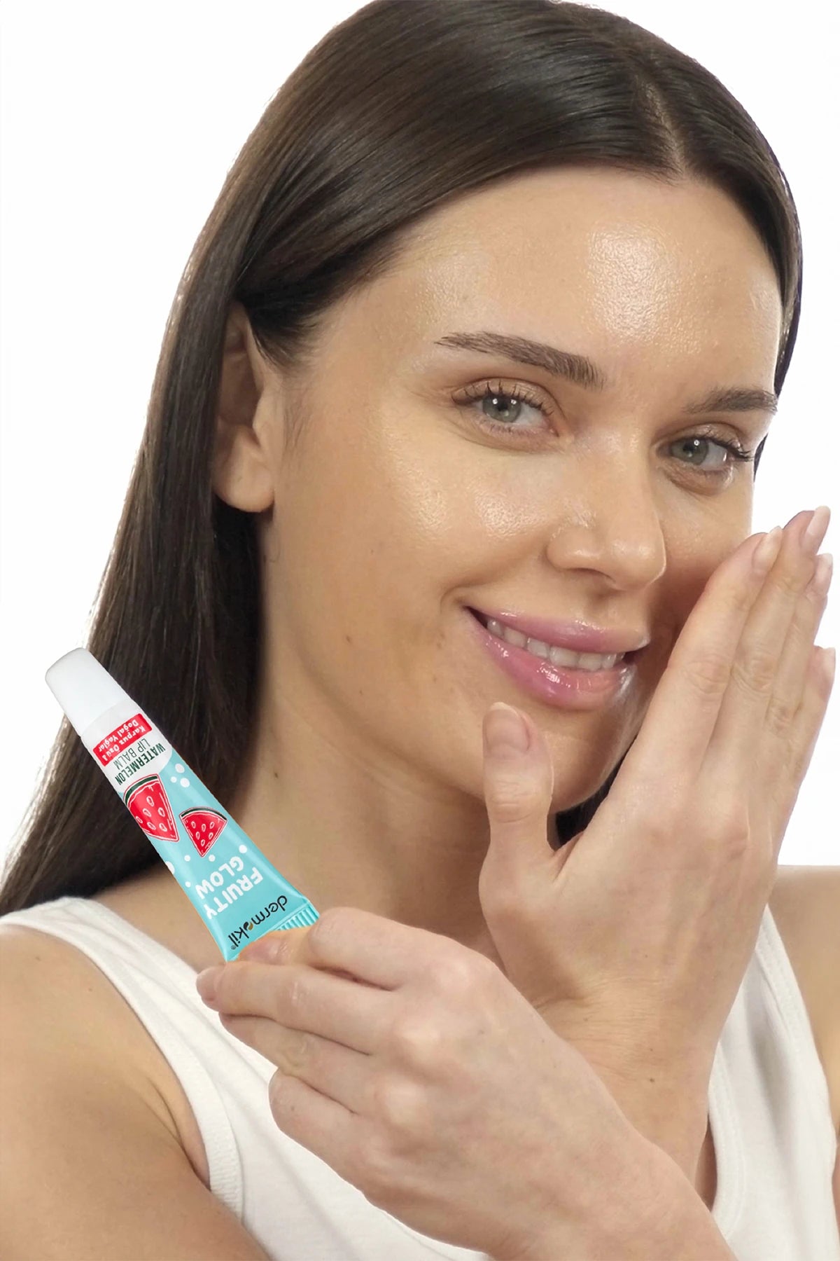 Karpuz özü ve doğal yağlar içeren lip balm ile dudakları nemlendiren, besleyen ve daha yumuşak, canlı bir görünüm kazandırmaya yardımcı bakım ürünü