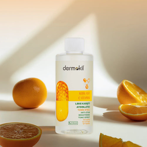 Kojik asit ve C vitamini içeren tonik ile cildi arındıran, gözenekleri sıkılaştırmaya yardımcı olan ve leke görünümünü azaltarak daha aydınlık, dengeli bir cilt tonu kazandıran bakım ürünü