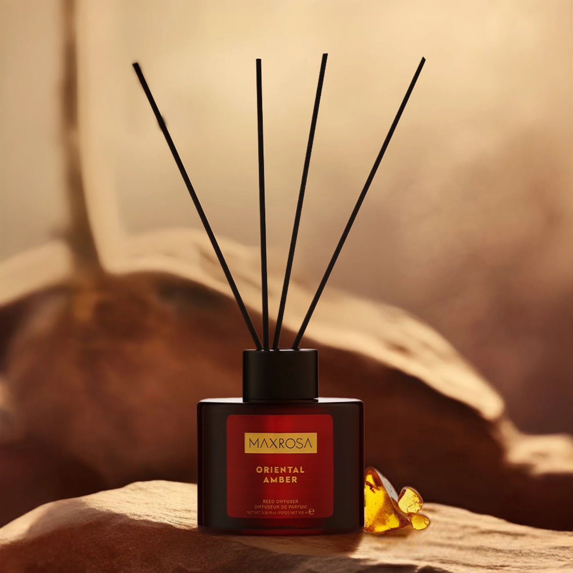 Maxrosa Oriental Amber reed diffuser çubuklu oda kokusu ile yaşam alanlarında kalıcı ve etkileyici bir koku sağlayan, dekoratif tasarımıyla ortama sıcak ve şık bir atmosfer kazandıran oda kokusu