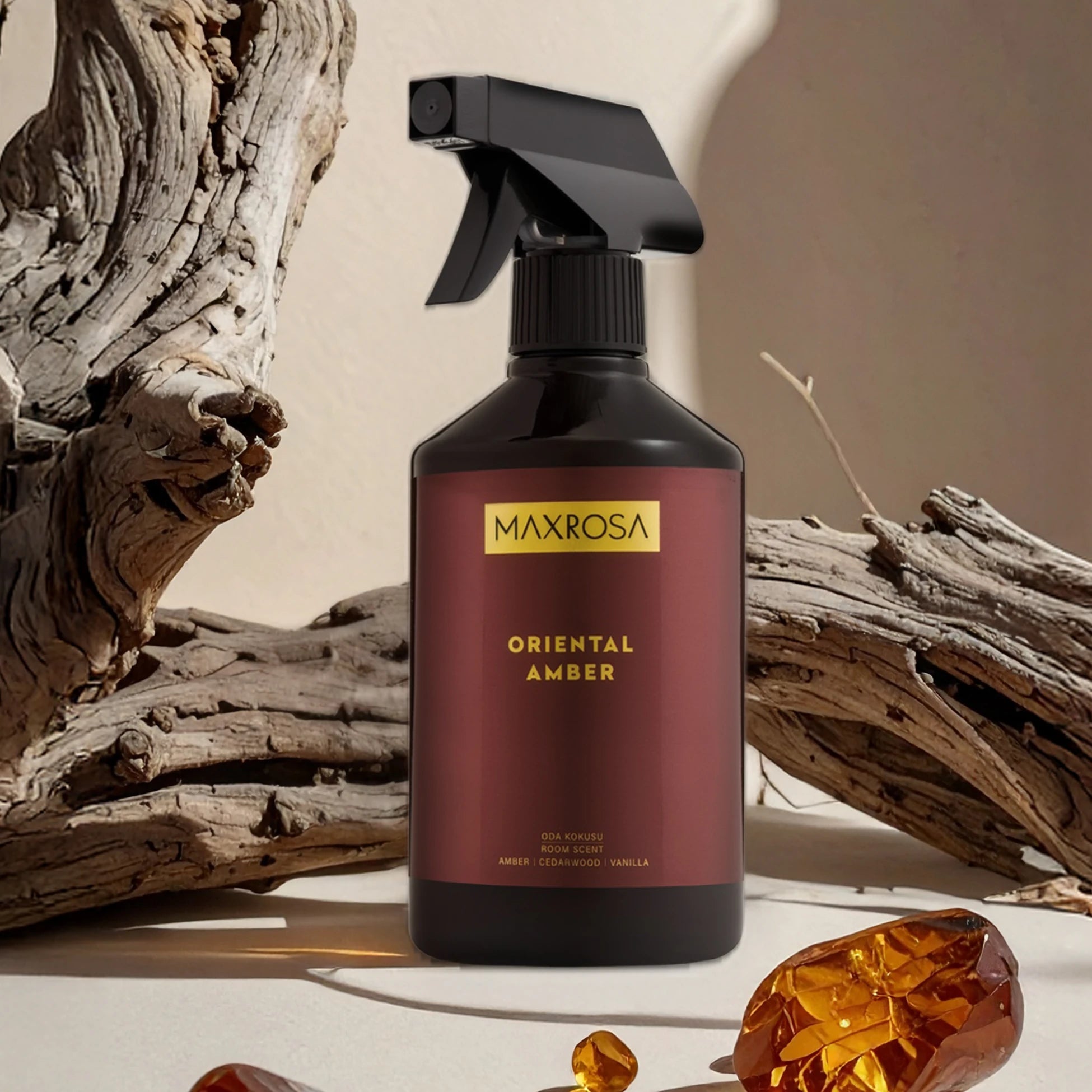Maxrosa Oriental Amber oda koku spreyi ile yaşam alanlarında anında ferahlık sağlayan, kalıcı ve etkileyici kokusu ile ortama sıcak ve şık bir atmosfer kazandıran oda kokusu