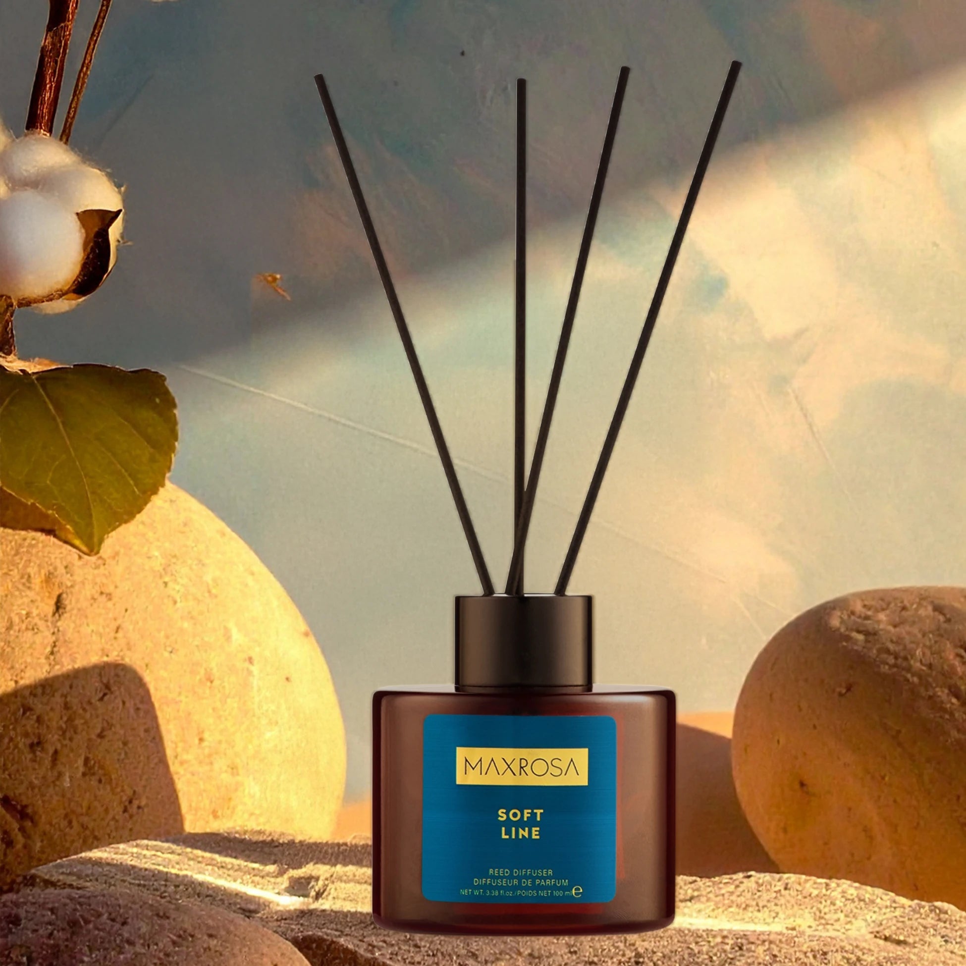 Maxrosa Soft Line reed diffuser çubuklu oda kokusu ile yaşam alanlarında hoş ve kalıcı bir koku sağlayan, dekoratif tasarımıyla ortama şıklık ve ferahlık katan oda kokusu